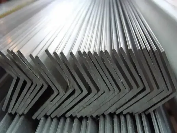Где купить уголок в Украине: металлобаза, дилер или магазин